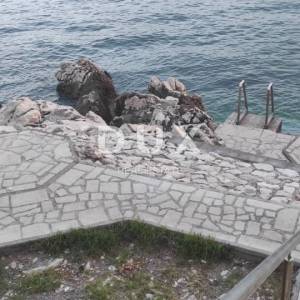 NOVI VINODOLSKI - Samostojeća kuća s prostranim zemljištem, samo 100 m od mora