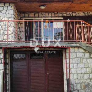 NOVI VINODOLSKI - Samostojeća kuća s prostranim zemljištem, samo 100 m od mora