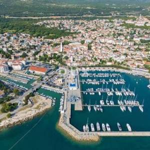 NOVI VINODOLSKI - Samostojeća kuća s prostranim zemljištem, samo 100 m od mora
