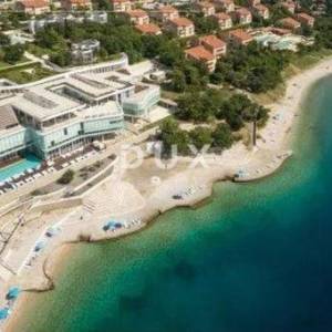 NOVI VINODOLSKI - Samostojeća kuća s prostranim zemljištem, samo 100 m od mora