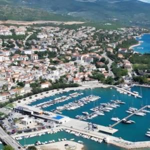 NOVI VINODOLSKI - Samostojeća kuća s prostranim zemljištem, samo 100 m od mora