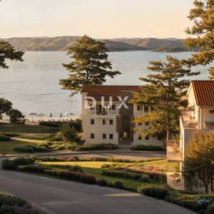 NOVI VINODOLSKI – Stan od 48m² u ekskluzivnom resortu, prvi red do mora s privatnom plažom
