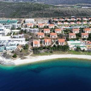 NOVI VINODOLSKI – Stan od 57m² u ekskluzivnom resortu, prvi red do mora s privatnom plažom