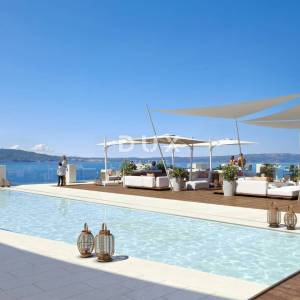 NOVI VINODOLSKI – Stan od 57m² u ekskluzivnom resortu, prvi red do mora s privatnom plažom
