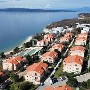 NOVI VINODOLSKI – Stan od 57m² u ekskluzivnom resortu, prvi red do mora s privatnom plažom