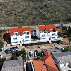 NOVI VINODOLSKI – Stan od 65m² u ekskluzivnom resortu, prvi red do mora s privatnom plažom