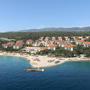 NOVI VINODOLSKI – Stan od 65m² u ekskluzivnom resortu, prvi red do mora s privatnom plažom