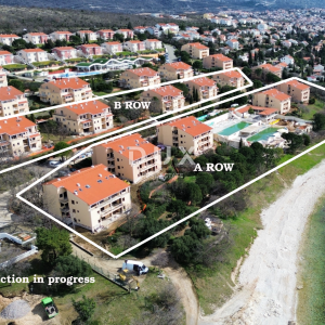 NOVI VINODOLSKI – Stan od 61m² u ekskluzivnom resortu, prvi red do mora s privatnom plažom