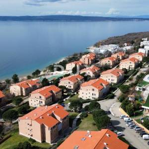 NOVI VINODOLSKI – Stan od 61m² u ekskluzivnom resortu, prvi red do mora s privatnom plažom
