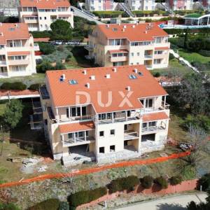 NOVI VINODOLSKI – Stan od 63m² u ekskluzivnom resortu, prvi red do mora s privatnom plažom