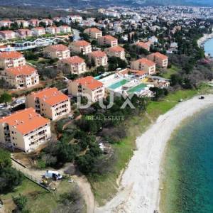 NOVI VINODOLSKI – Stan od 63m² u ekskluzivnom resortu, prvi red do mora s privatnom plažom