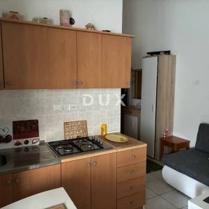 NOVI VINODOLSKI – uređena garsonijera, pored mora, 21 m²