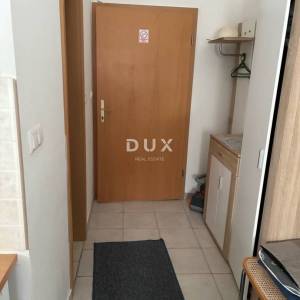 NOVI VINODOLSKI – uređena garsonijera, pored mora, 21 m²