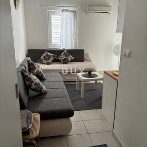 NOVI VINODOLSKI – uređena garsonijera, pored mora, 21 m²