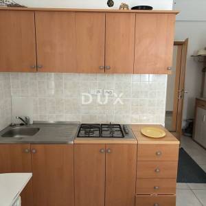 NOVI VINODOLSKI – uređena garsonijera, pored mora, 21 m²