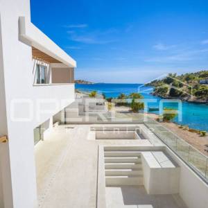 Novoizgrađena prostrana vila u prvom redu do mora i mirne uvale
