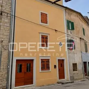 Novouređena kuća s 3 apartmana, Skradin