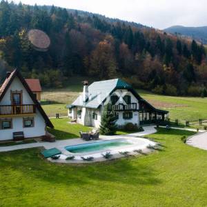 OGULIN, JASENAK - Planinsko imanje s dvije kuće, bazenom i turističkim potencijalom, Bjelolasica