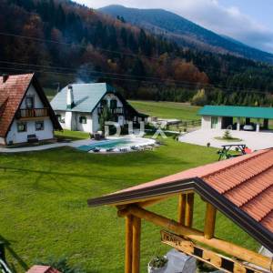 OGULIN, JASENAK - Planinsko imanje s dvije kuće, bazenom i turističkim potencijalom, Bjelolasica