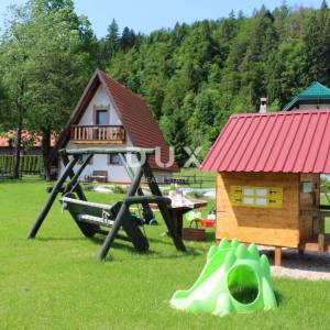 OGULIN, JASENAK - Planinsko imanje s dvije kuće, bazenom i turističkim potencijalom, Bjelolasica
