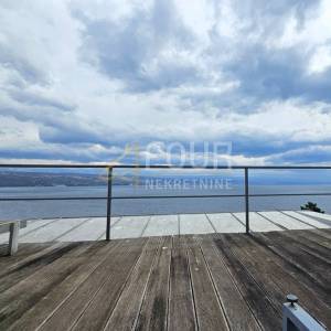 Opatija, 110m2, etaža u vili, 2s+db, terasa, blizina mora!