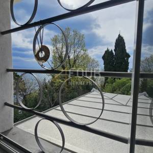 Opatija, 110m2, etaža u vili, 2s+db, terasa, blizina mora!