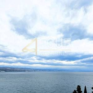 Opatija, 110m2, etaža u vili, 2s+db, terasa, blizina mora!