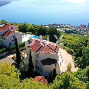 OPATIJA, BREGI - villa s panoramskim pogledom na more i velikom okućnicom! PRILIKA!