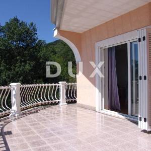 OPATIJA, BREGI - villa s panoramskim pogledom na more i velikom okućnicom! PRILIKA!