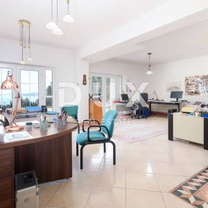 OPATIJA, BREGI - villa s panoramskim pogledom na more i velikom okućnicom! PRILIKA!