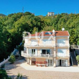 OPATIJA, BREGI - villa s panoramskim pogledom na more i velikom okućnicom! PRILIKA!
