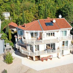 OPATIJA, BREGI - villa s panoramskim pogledom na more i velikom okućnicom! PRILIKA!