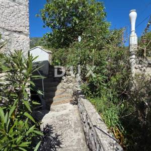 OPATIJA, BRSEČ - Autentična kamena kuća s dva apartmana, 76m2