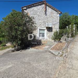 OPATIJA, BRSEČ - Autentična kamena kuća s dva apartmana, 76m2
