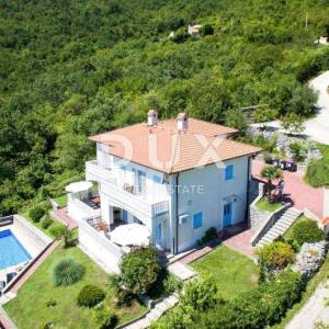 OPATIJA, BRSEČ – Predivna dvojna vila s bazenom i pogledom na more u oazi mira