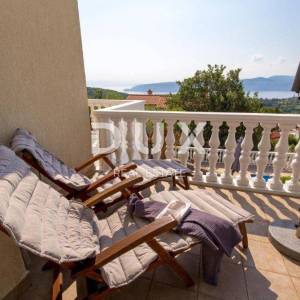 OPATIJA, BRSEČ – Predivna dvojna vila s bazenom i pogledom na more u oazi mira