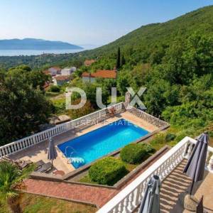OPATIJA, BRSEČ – Predivna dvojna vila s bazenom i pogledom na more u oazi mira