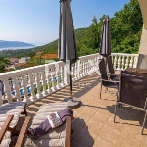 OPATIJA, BRSEČ – Predivna dvojna vila s bazenom i pogledom na more u oazi mira
