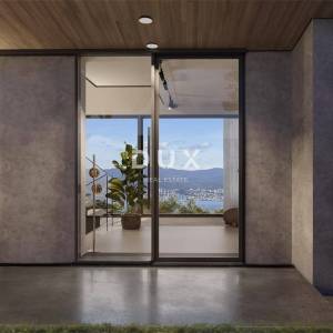 OPATIJA, CENTAR - impozantna vila iznad centra Opatije s panoramskim pogledom na more i velikom okućnicom 