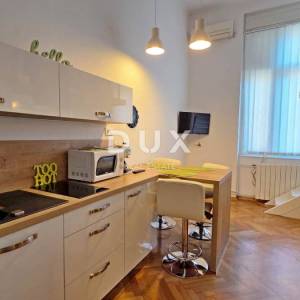 OPATIJA, CENTAR - Otmjeni stan u srcu Opatije, 150 m od mora, 3SDB, 109m2