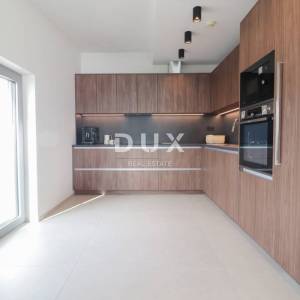 OPATIJA, CENTAR - penthouse drugi red do mora u jednoj od najboljih zgrada u Opatiji