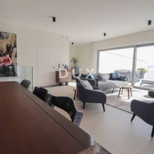 OPATIJA, CENTAR - penthouse drugi red do mora u jednoj od najboljih zgrada u Opatiji