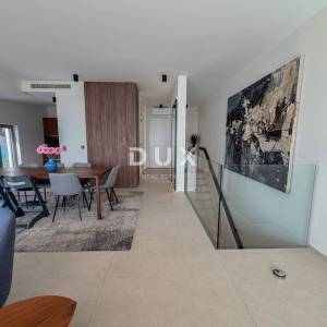 OPATIJA, CENTAR - penthouse drugi red do mora u jednoj od najboljih zgrada u Opatiji