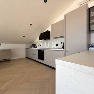 OPATIJA, CENTAR - penthouse u centru Opatije s više terasa, panoramski pogled, garaža, 200 metara od Lungomare