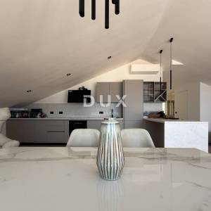 OPATIJA, CENTAR - penthouse u centru Opatije s više terasa, panoramski pogled, garaža, 200 metara od Lungomare