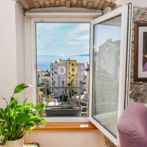 OPATIJA, CENTAR - samostojeća kuća u centru Opatije s parkingom i pogledom, 500m od mora