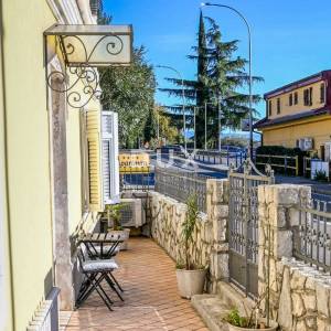 OPATIJA, CENTAR - samostojeća kuća u centru Opatije s parkingom i pogledom, 500m od mora