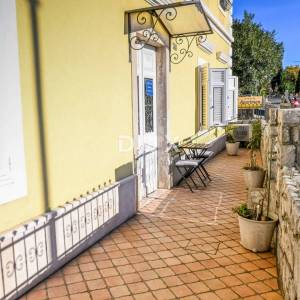 OPATIJA, CENTAR - samostojeća kuća u centru Opatije s parkingom i pogledom, 500m od mora
