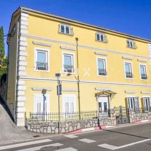 OPATIJA, CENTAR - samostojeća kuća u centru Opatije s parkingom i pogledom, 500m od mora