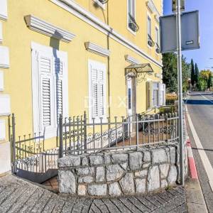 OPATIJA, CENTAR - samostojeća kuća u centru Opatije s parkingom i pogledom, 500m od mora